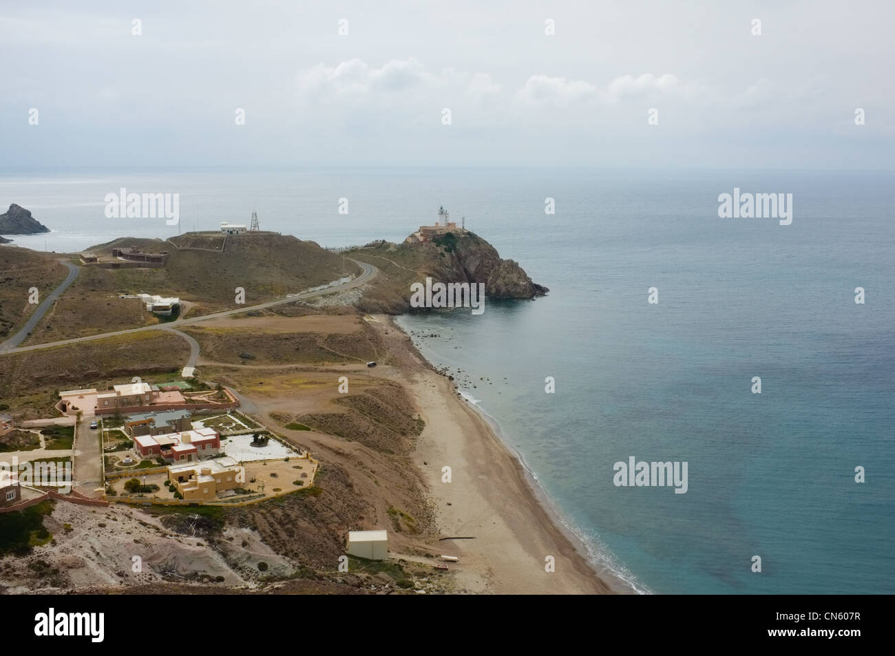 Cabo de Gata Kap und sein Leuchtturm aus Vogelperspektive Sicht Stockfoto