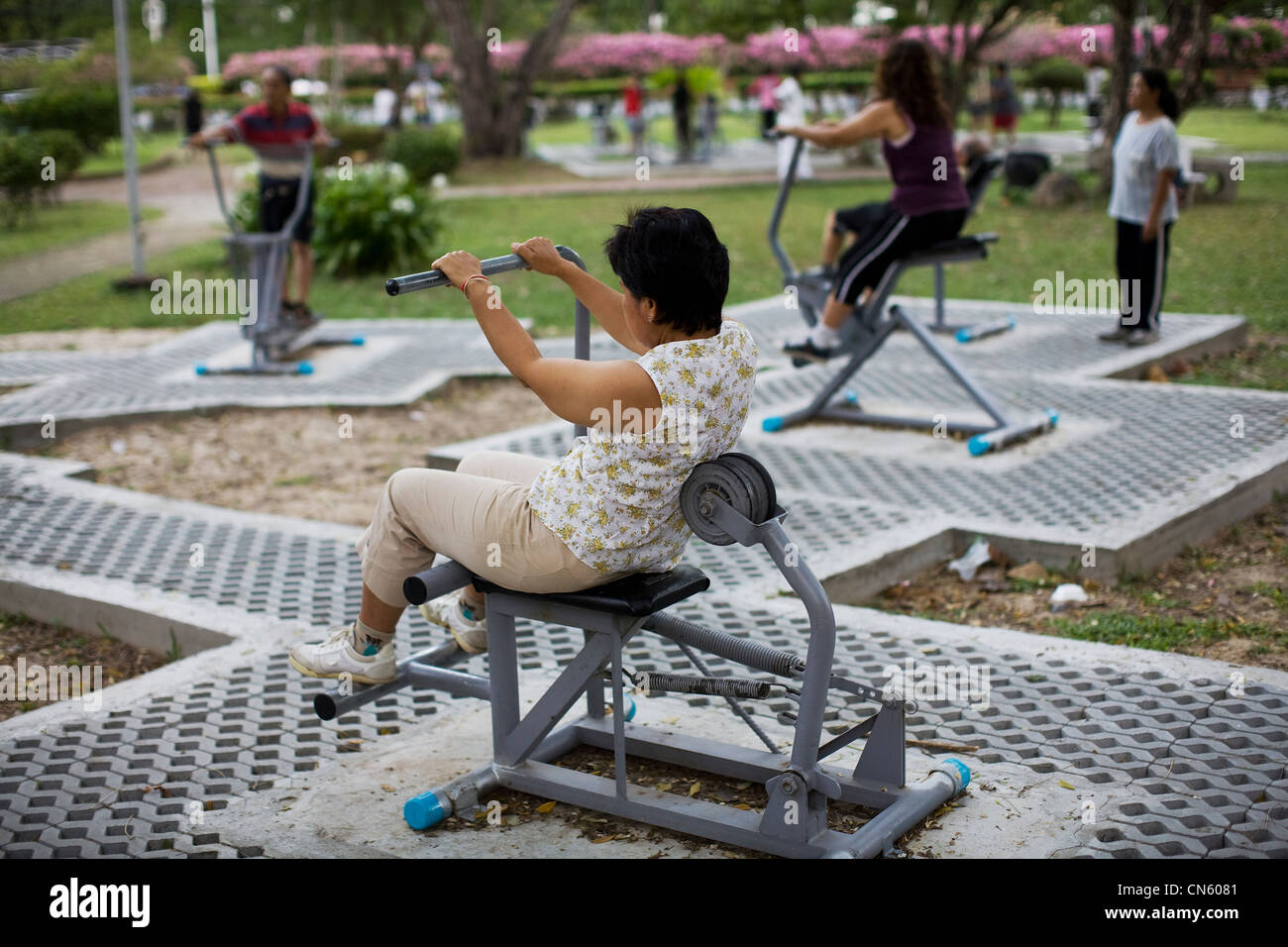 Menschen arbeiten auf Trainingsgeräte installiert in der Nähe von Samila Beach, Songkhla, Thailand Stockfoto