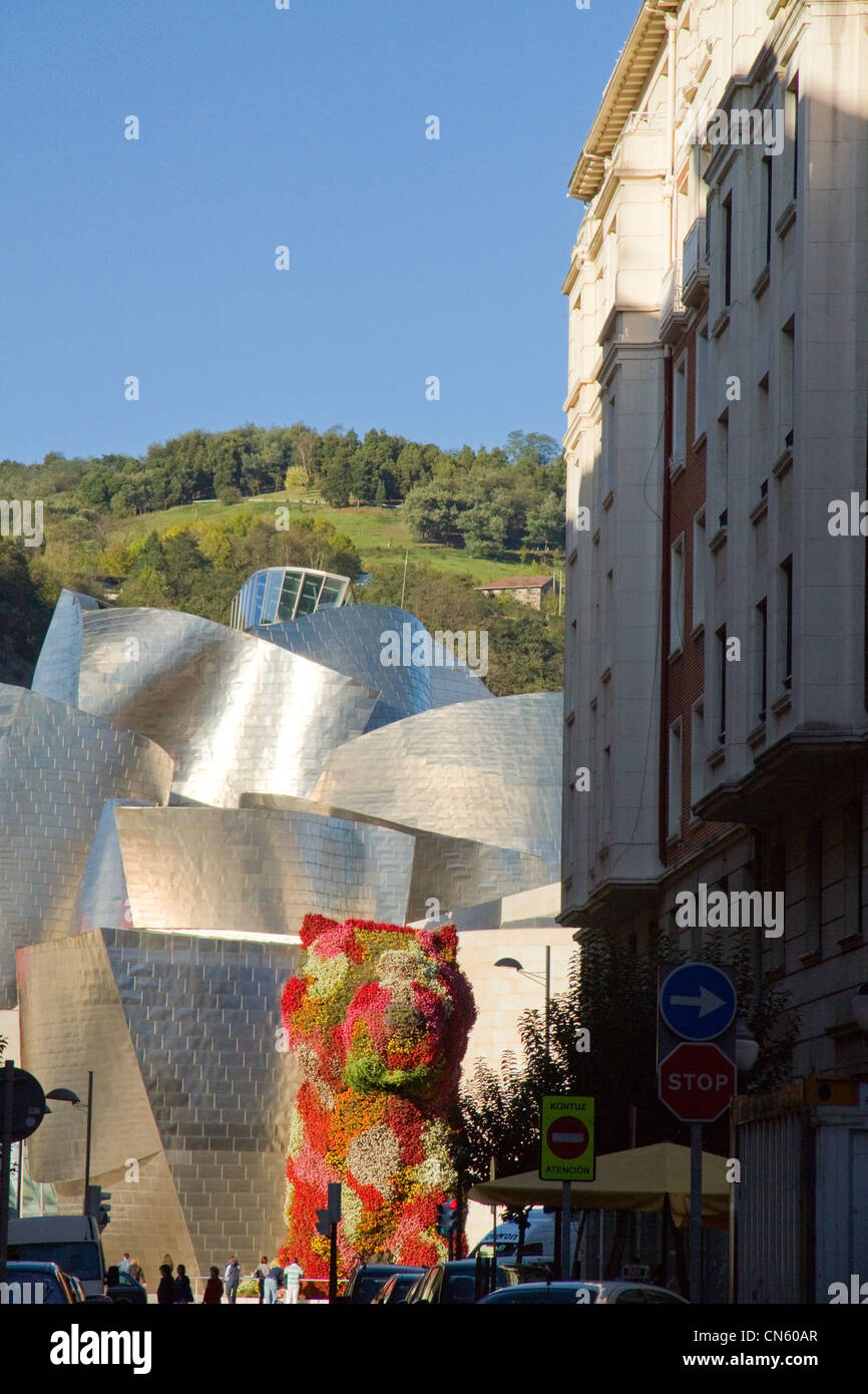 Bilbao Spanien und Jeff Koons Blume Welpen im Garten des Guggenheim Museums Stockfoto