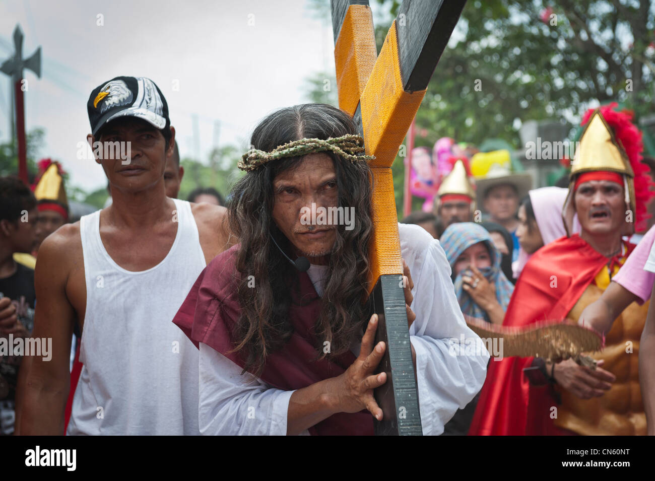 Hauptfigur trägt das Kreuz der Kreuzigung Website Cutud während der traditionellen Kreuzigungen am Karfreitag, Stockfoto