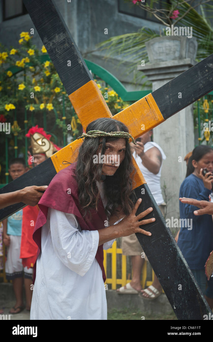 Hauptfigur trägt das Kreuz der Kreuzigung Website Cutud während der traditionellen Kreuzigungen am Karfreitag, Stockfoto