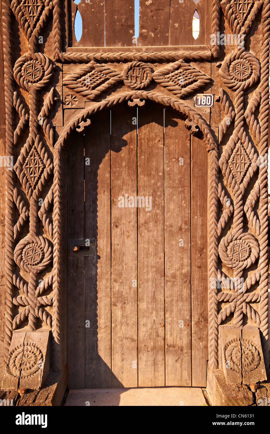 19. Jahrhundert geschnitzt traditionelle Iza Tal Bauernhaus aus Holz Volkskunst Gates, The Village Museum in der Nähe von Sighlet, Maramures, Stockfoto