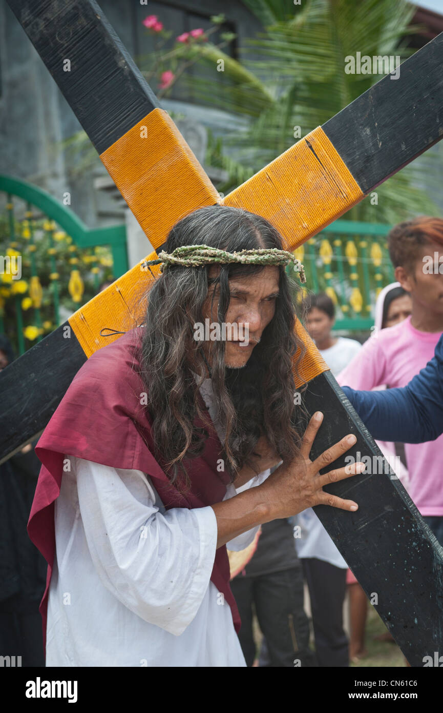 Hauptfigur trägt das Kreuz der Kreuzigung Website Cutud während der traditionellen Kreuzigungen am Karfreitag Stockfoto