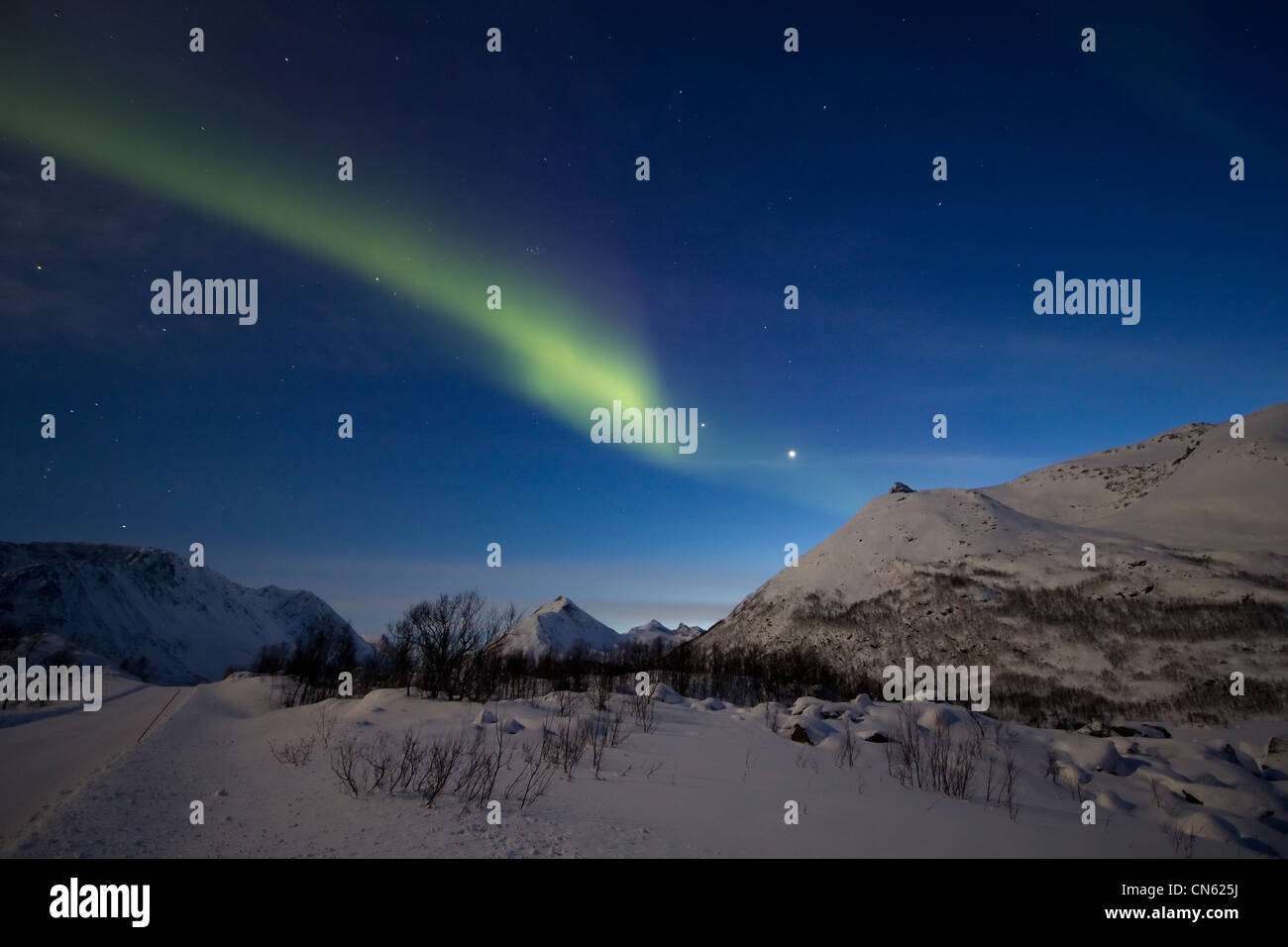 Aurora borealis oder Nordlicht, das über Nacht Himmel innerhalb des Polarkreises Tromso Troms Region Norwegen 2012 Stockfoto
