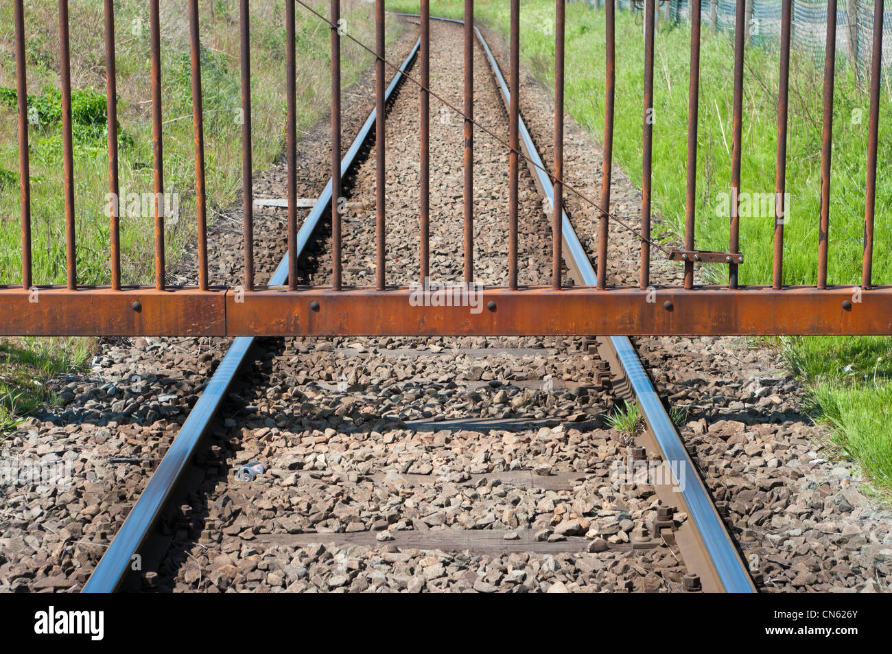 Zaun über eine Eisenbahn zu verhindern, Eintritt in ein Industriegebiet Stockfoto