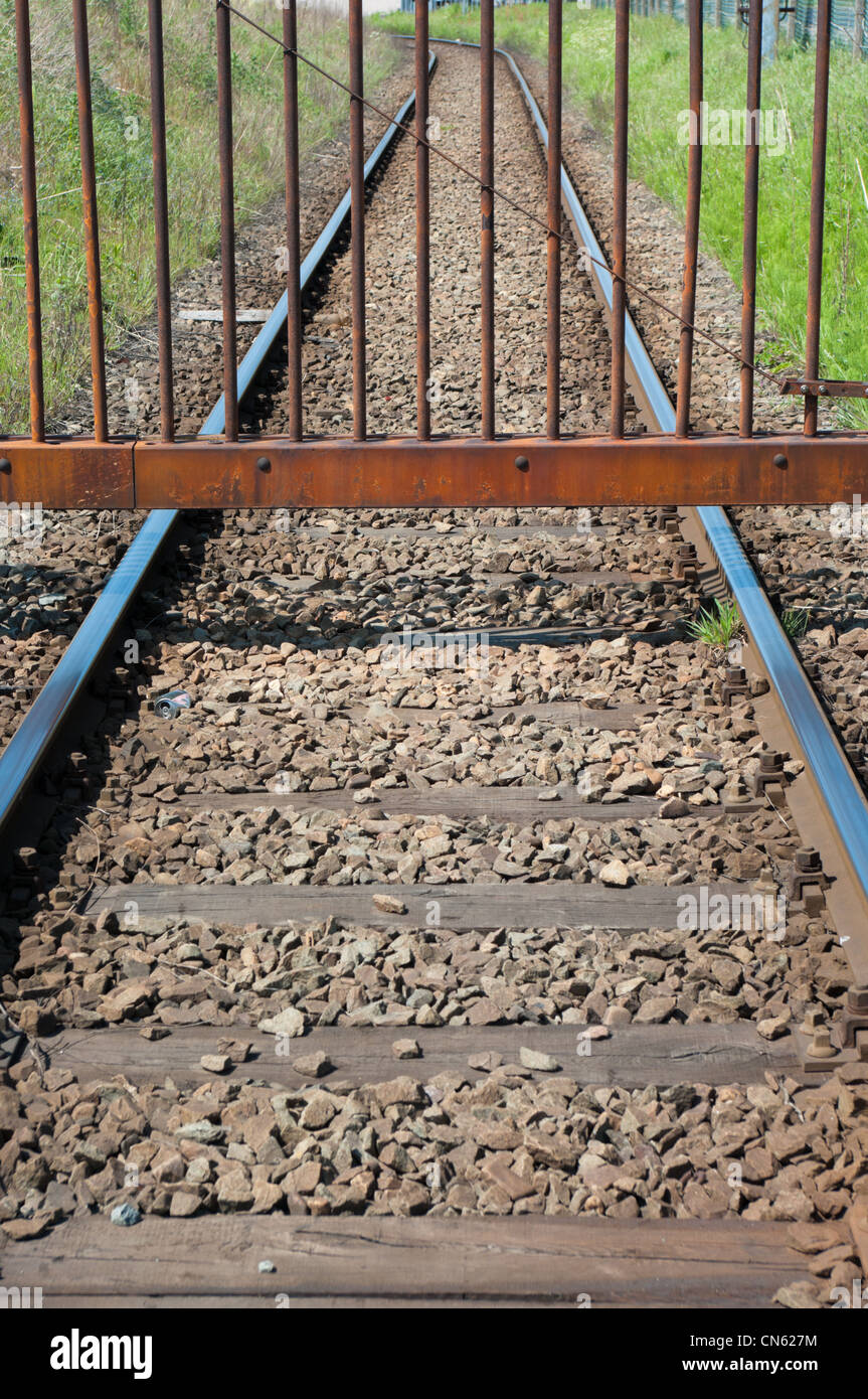 Zaun über eine Eisenbahn zu verhindern, Eintritt in ein Industriegebiet Stockfoto