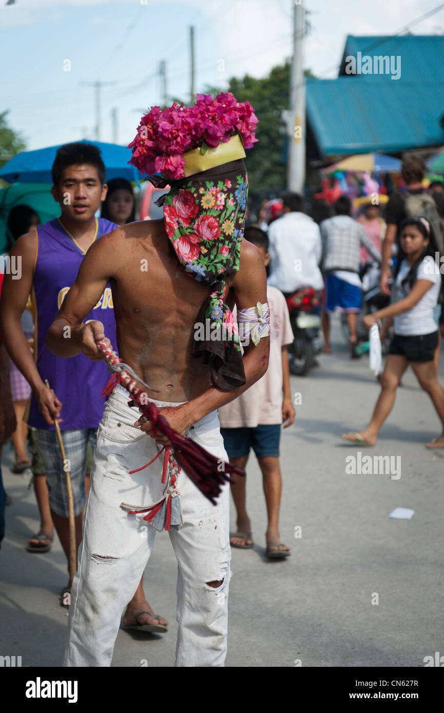 Mann überschlagender selbst während der traditionellen Kreuzigungen am Karfreitag, San Fernando, Pampanga, Philippinen Stockfoto
