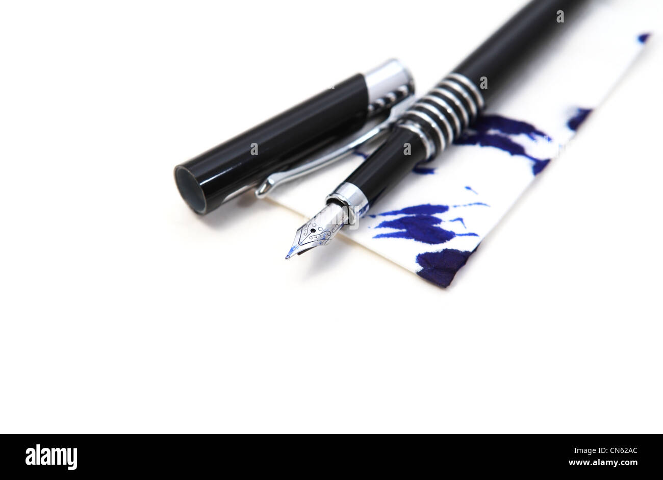 Tinte schwarz Füller auf weißem Hintergrund Stockfoto
