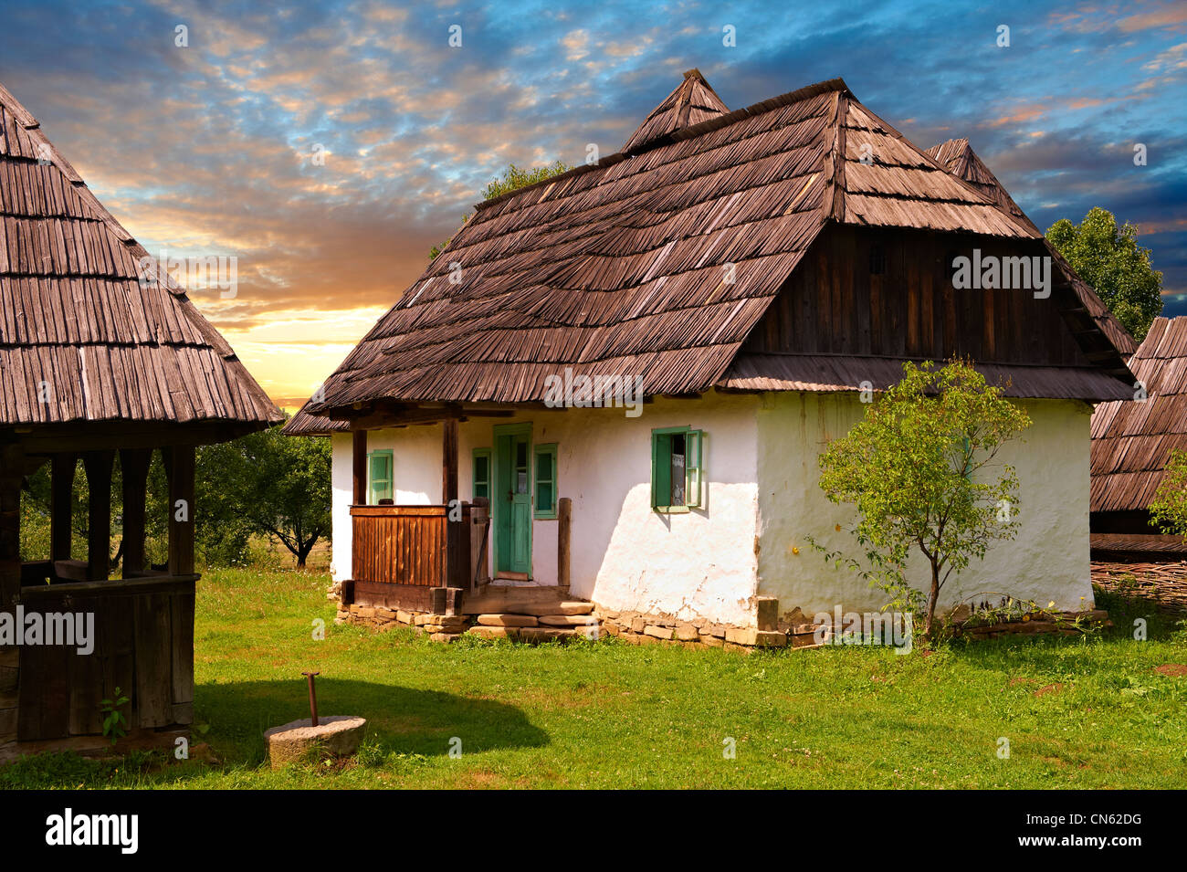19. Jahrhundert traditionelle Stein & strohgedeckte Bauernhaus. Casa Maghira, Campulung La Tisa, Tissa Tal, Maramures, Stockfoto