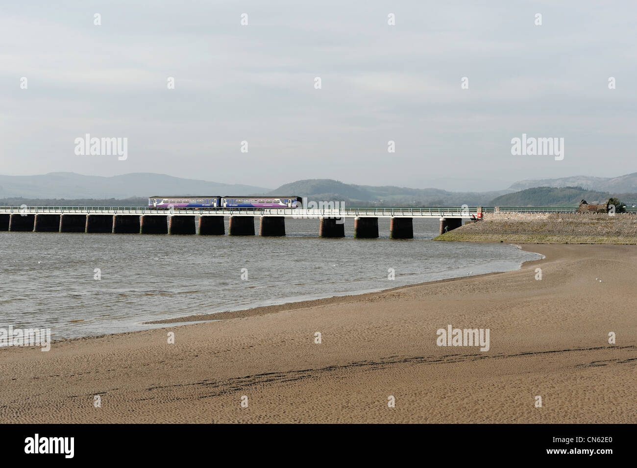 Zuges des Viadukts bei Arnside Cumbria Stockfoto