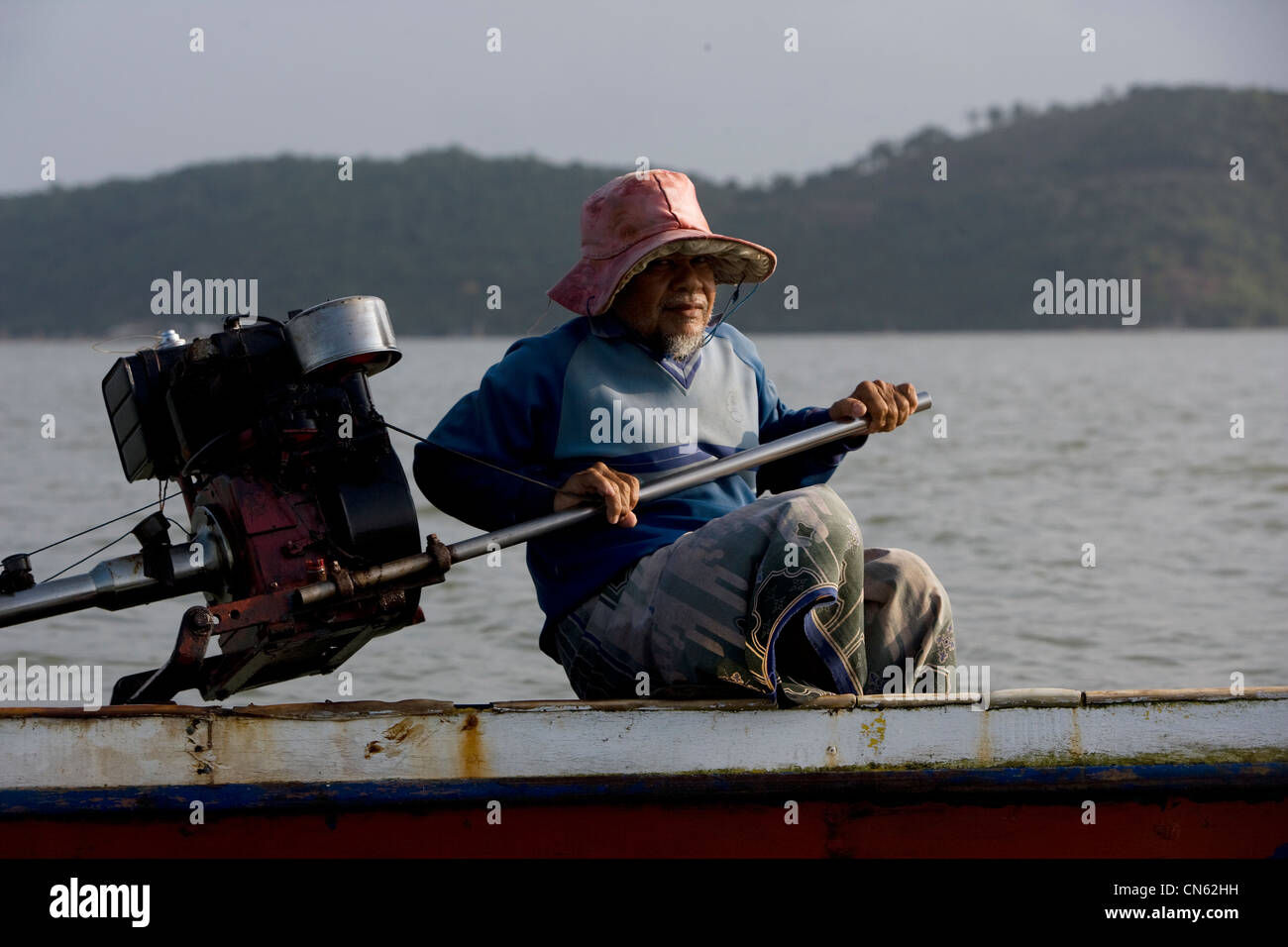 Fischer in der Dämmerung sammeln ihren Fang aus den Käfigen fiel auf das Bett des Songkhla-See. Stockfoto