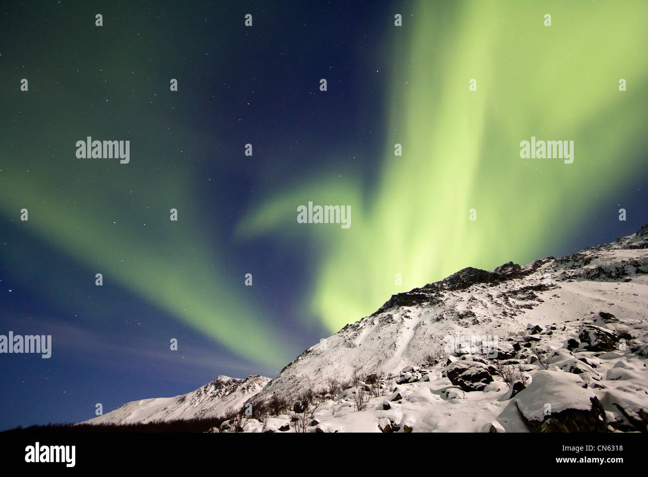 Aurora borealis oder Nordlicht, das über Nacht Himmel innerhalb des Polarkreises Tromso Troms Region Norwegen 2012 Stockfoto