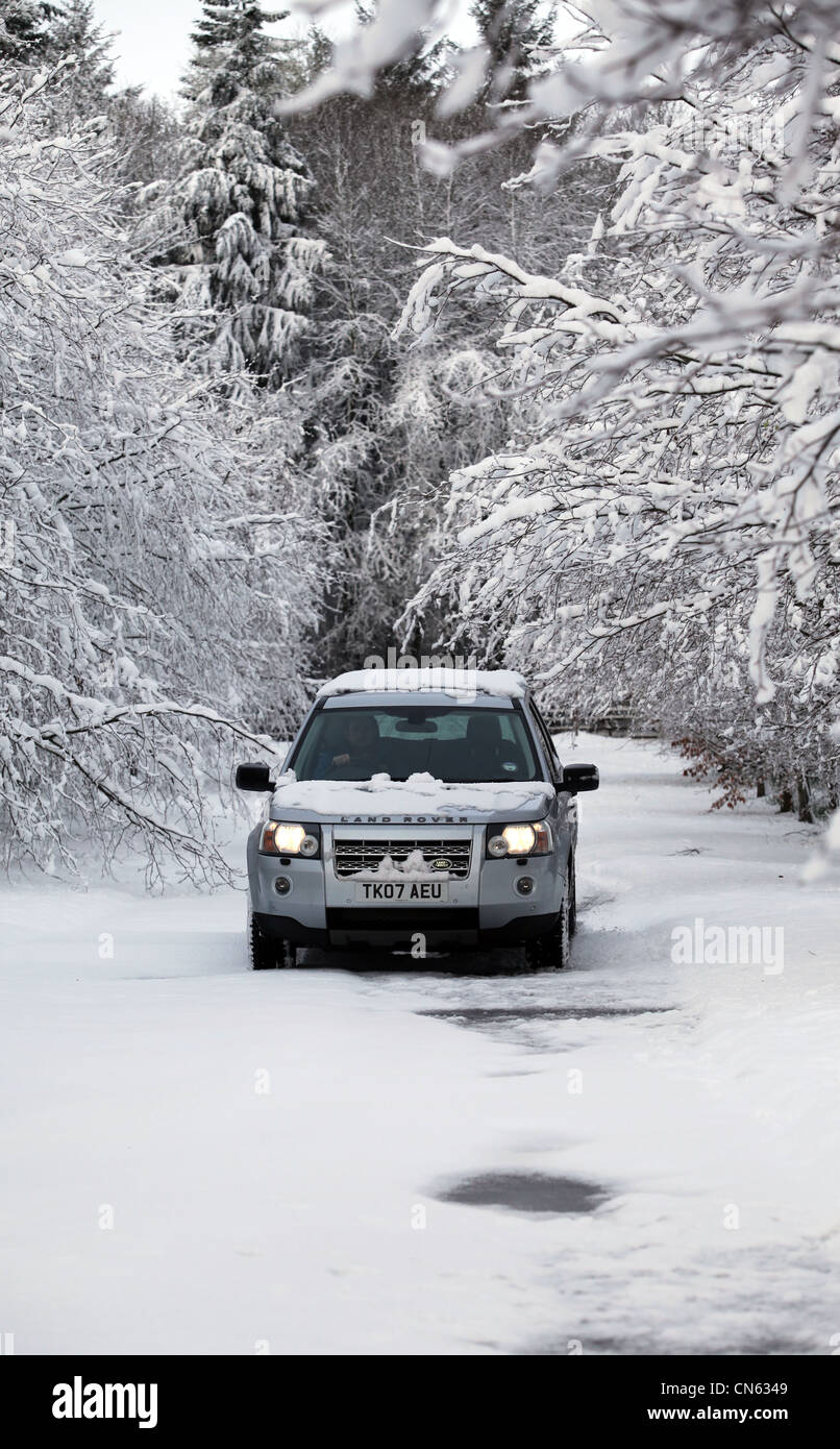 Land Rover Freelander 2 Reisen entlang Schnee bedeckt Landstraße in Schottland, Großbritannien Stockfoto