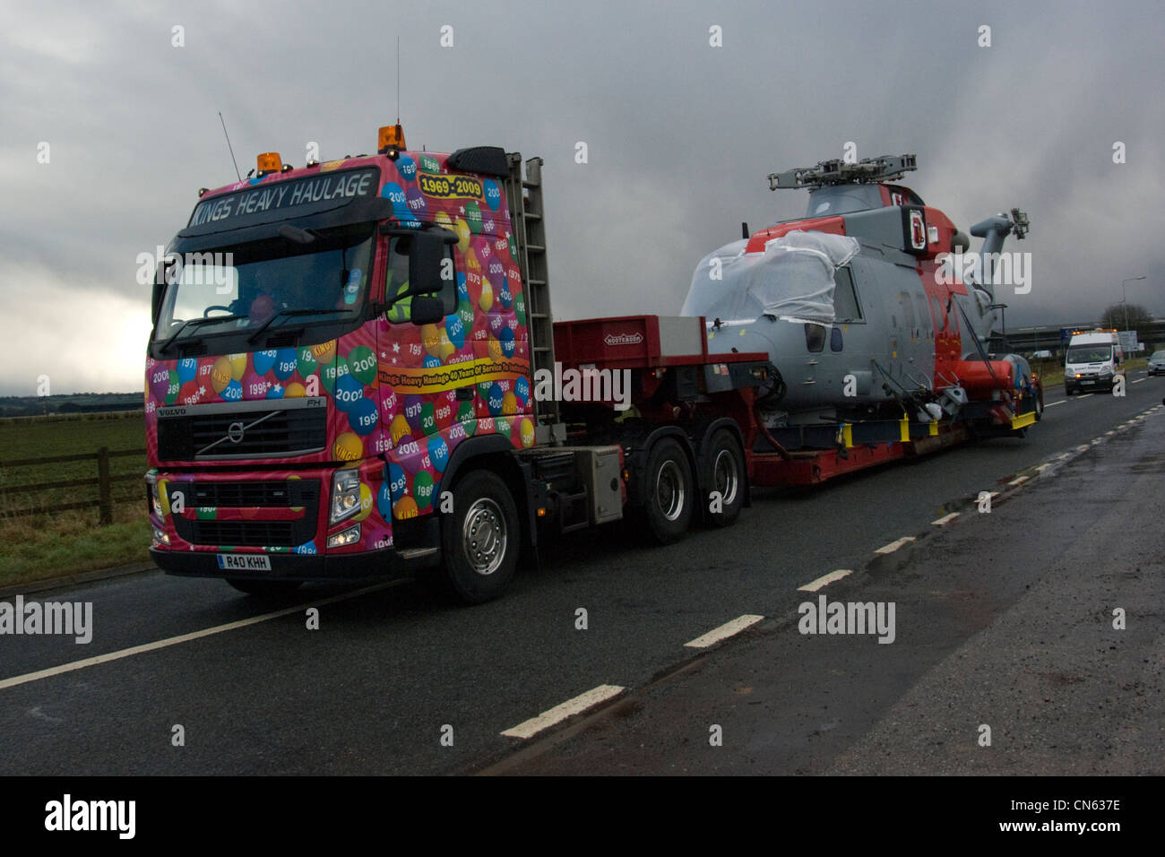 Brandneue algerische Helikopter unterwegs auf der Straße von Yeovil in Boscombe Down. Die LKW-Einheit ist in einem farbenfrohen Sondersystem. Stockfoto