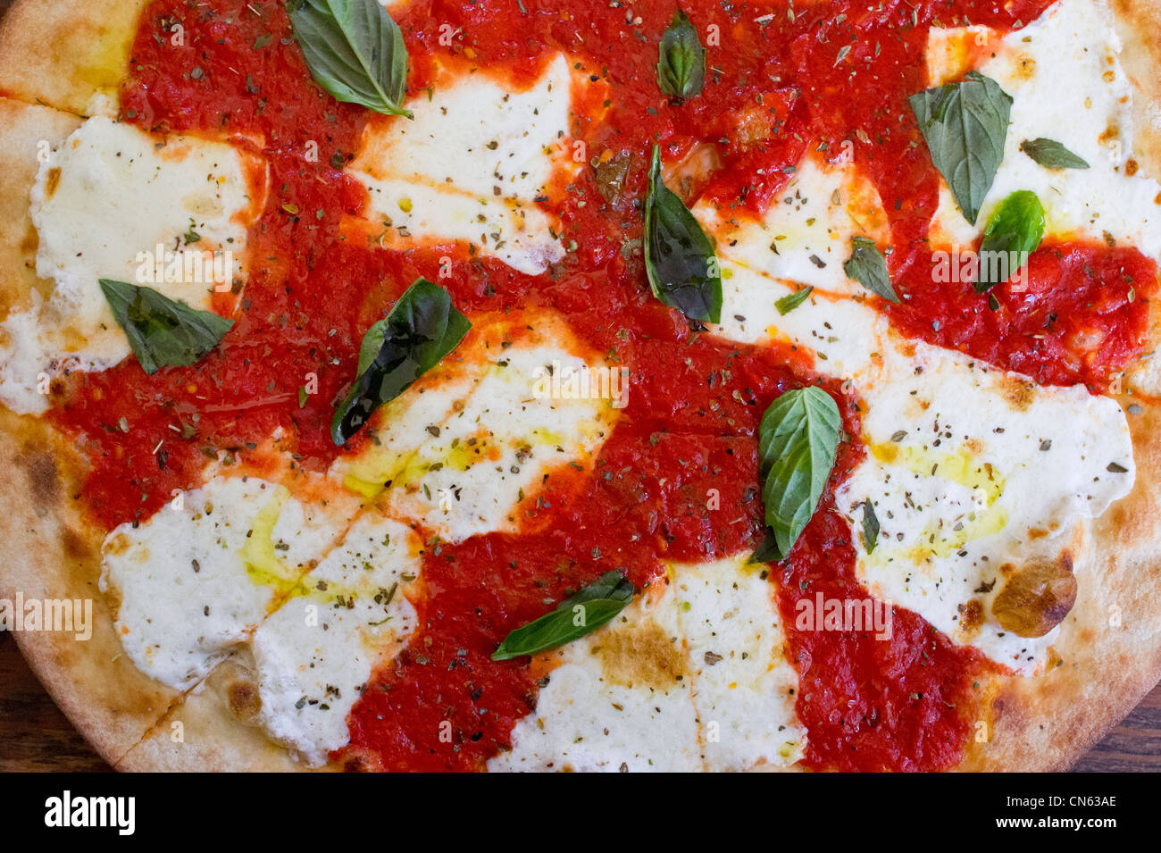 Nahaufnahme der klassischen Pizza Margherita mit Mozzarella ...