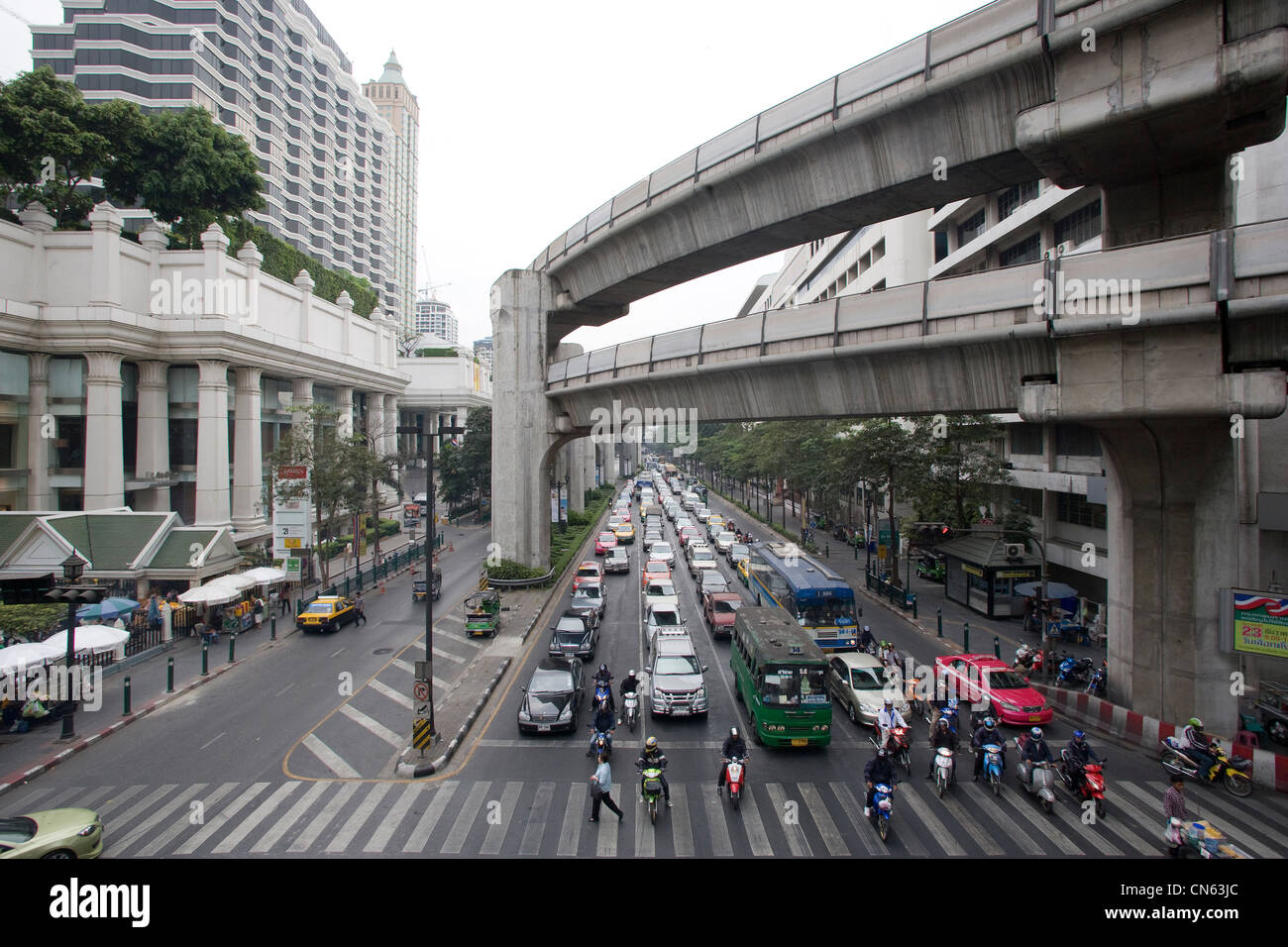 Zentrum von Bangkok mit den Strukturen zur Unterstützung der Skytrain Nahverkehrssystem, Bangkok, Thailand Stockfoto