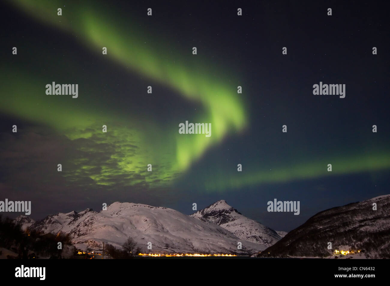 Aurora borealis oder Nordlicht, das über Nacht Himmel innerhalb des Polarkreises Tromso Troms Norwegen 2012 Stockfoto