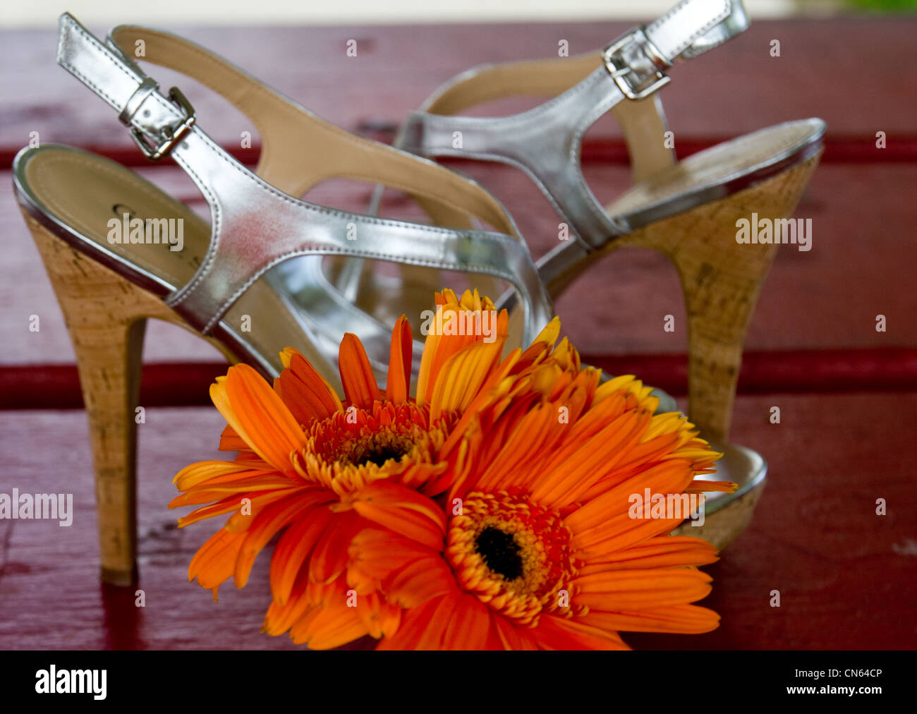 Brautschuhe und Blumen Stockfoto