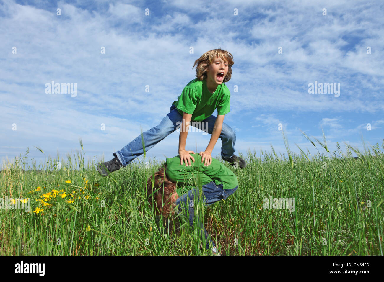 Gluckliche Gesunde Kinder Spielen Bockspringen Im Freien Im Sommer Stockfotografie Alamy