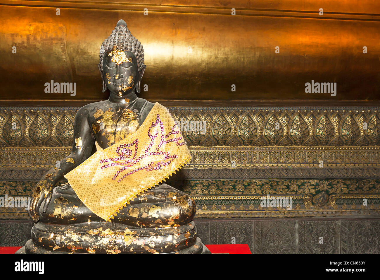 Kleine Buddha Bronze Age sitzen Hintergrund gold Stockfoto