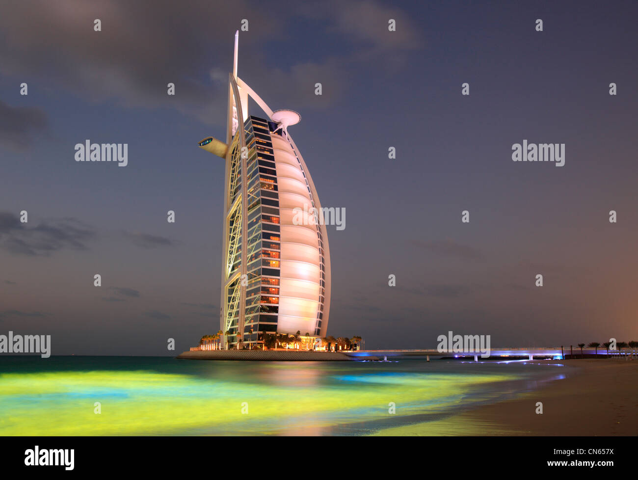 Burj Al Arab Hotel mit farbigen Meer, Dubai, Vereinigte Arabische Emirate Stockfoto