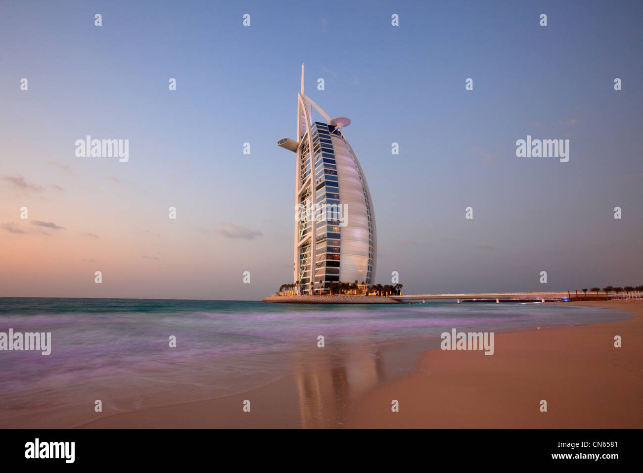 Burj Al Arab Hotel mit rosa Meer, Dubai, Vereinigte Arabische Emirate Stockfoto