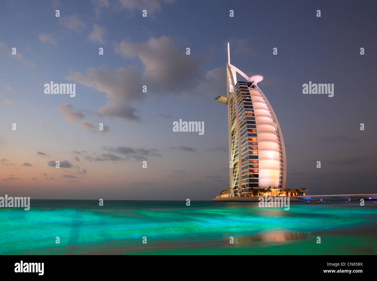 Hotel Burj Al Arab, Dubai mit farbigen Meer, Vereinigte Arabische Emirate Stockfoto