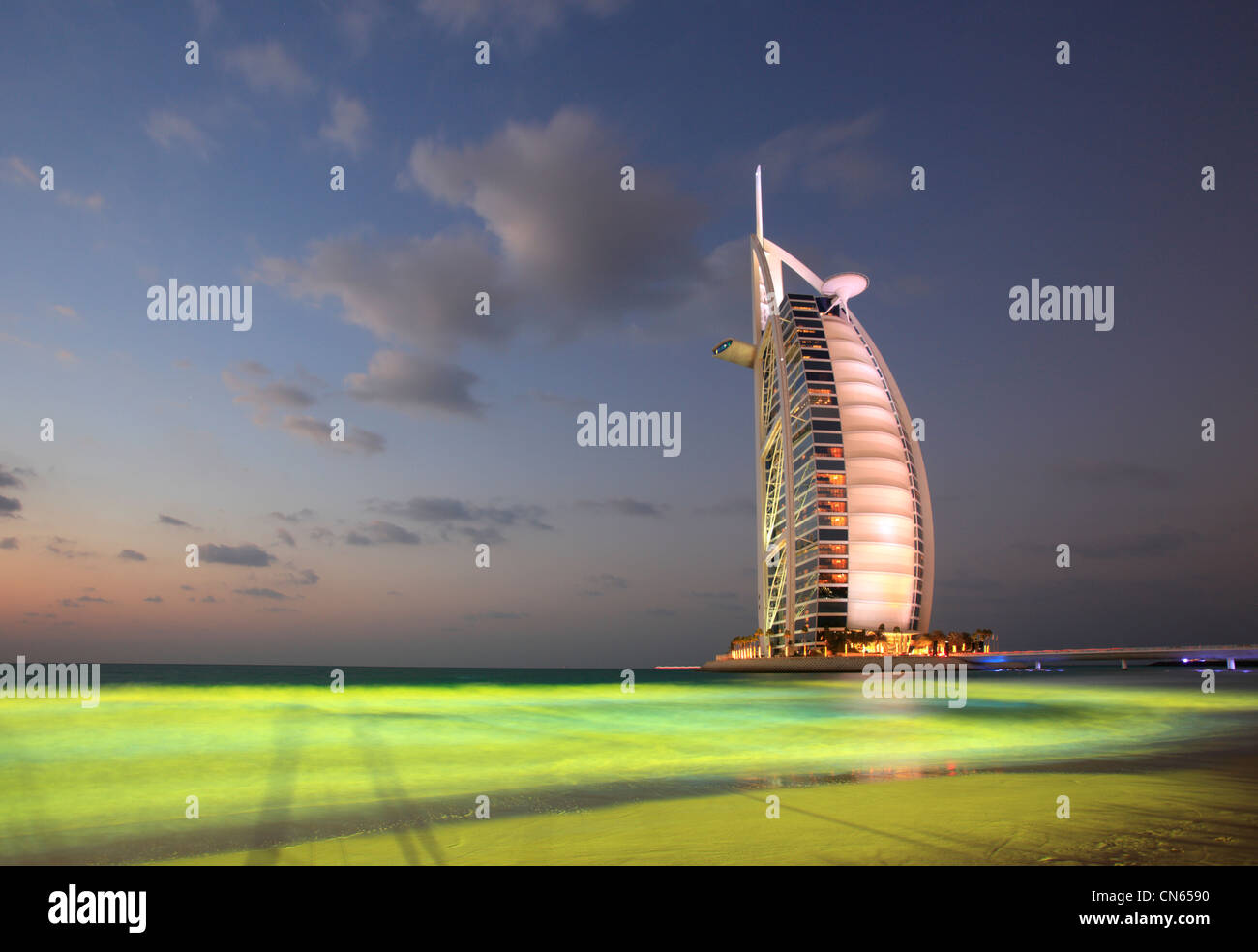 Burj Al Arab Hotel mit grünen Meer, Dubai, Vereinigte Arabische Emirate Stockfoto