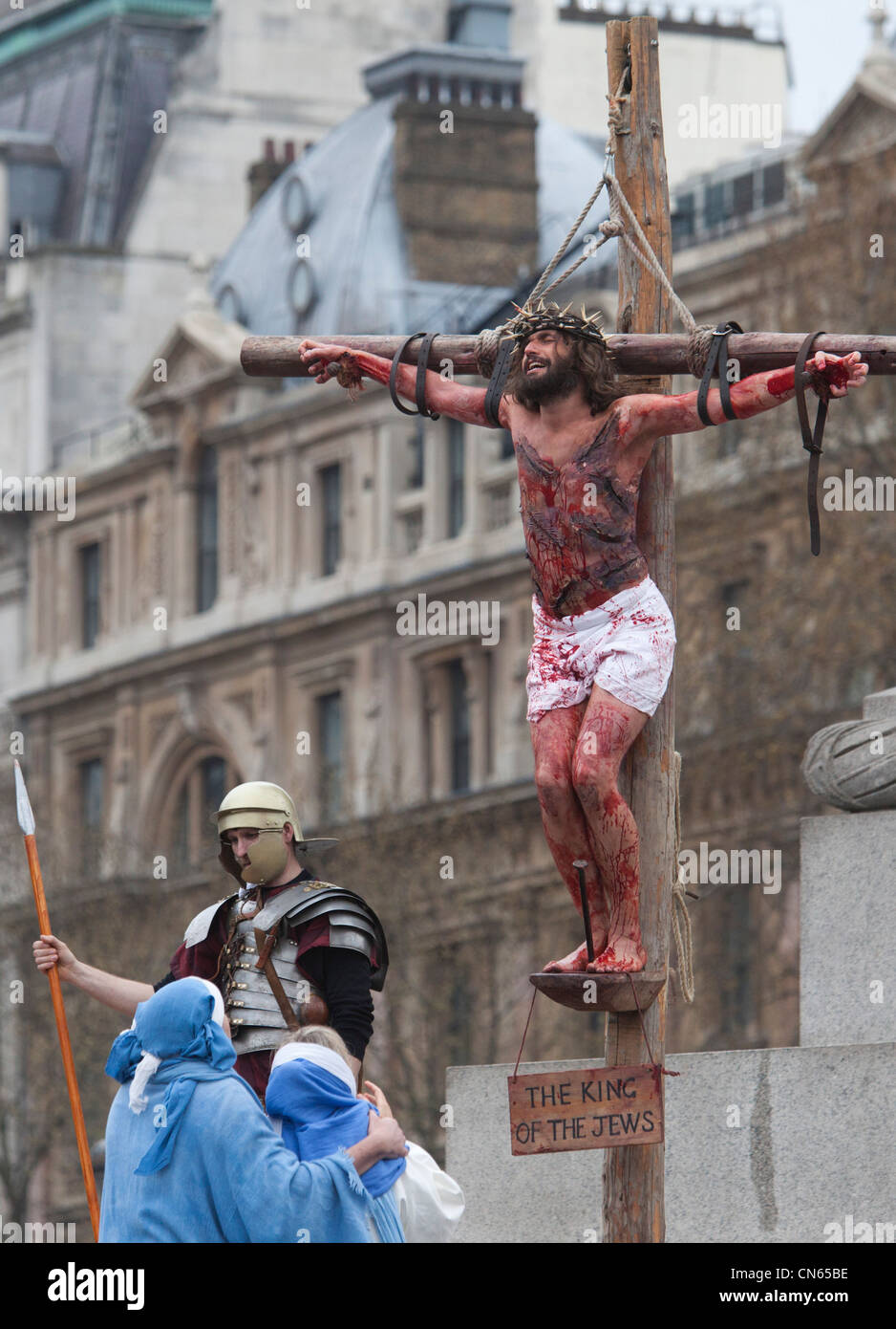 Die Passion Jesu erfolgt durch die Wintershall-Spieler auf dem Londoner Trafalgar Square, mit James Burke-Dunsmore als Jesus Stockfoto