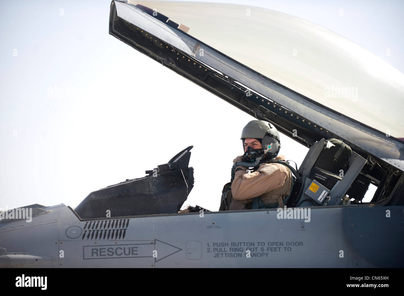 US Air Force Brig. Gen. Scott Dennis, F-16C Pilot und Kommandant des 451st Air Expeditionary Wing, zieht seine Sauerstoffmaske vor dem Motorstart an, Kandahar Airfield, Afghanistan, 5. April 2012. Die Mission des 451. Expeditionary Fighter Squadron ist es, entscheidende Luftkraft rechtzeitig auf das Ziel zu bringen. Stockfoto