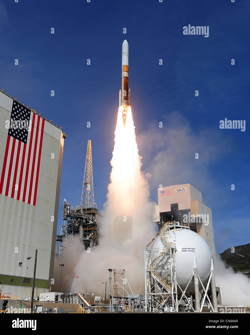 Eine United Launch Alliance Delta IV Medium+ (5,2) startet vom Vandenberg Air Force Base, Kalifornien, 3. April 2012. Der Start war das erste Delta IV Medium Launch Vehicle des Verteidigungsministeriums, das mit einer 5-Meter-Nutzlastverkleidung und zwei soliden Raketenmotoren ausgestattet war. Stockfoto