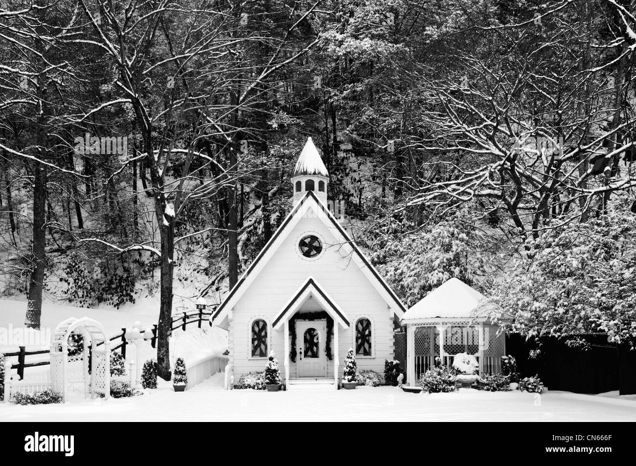 Hochzeitskapelle, Pavillon und Neuschnee in Gatlinburg, Tennessee Stockfoto