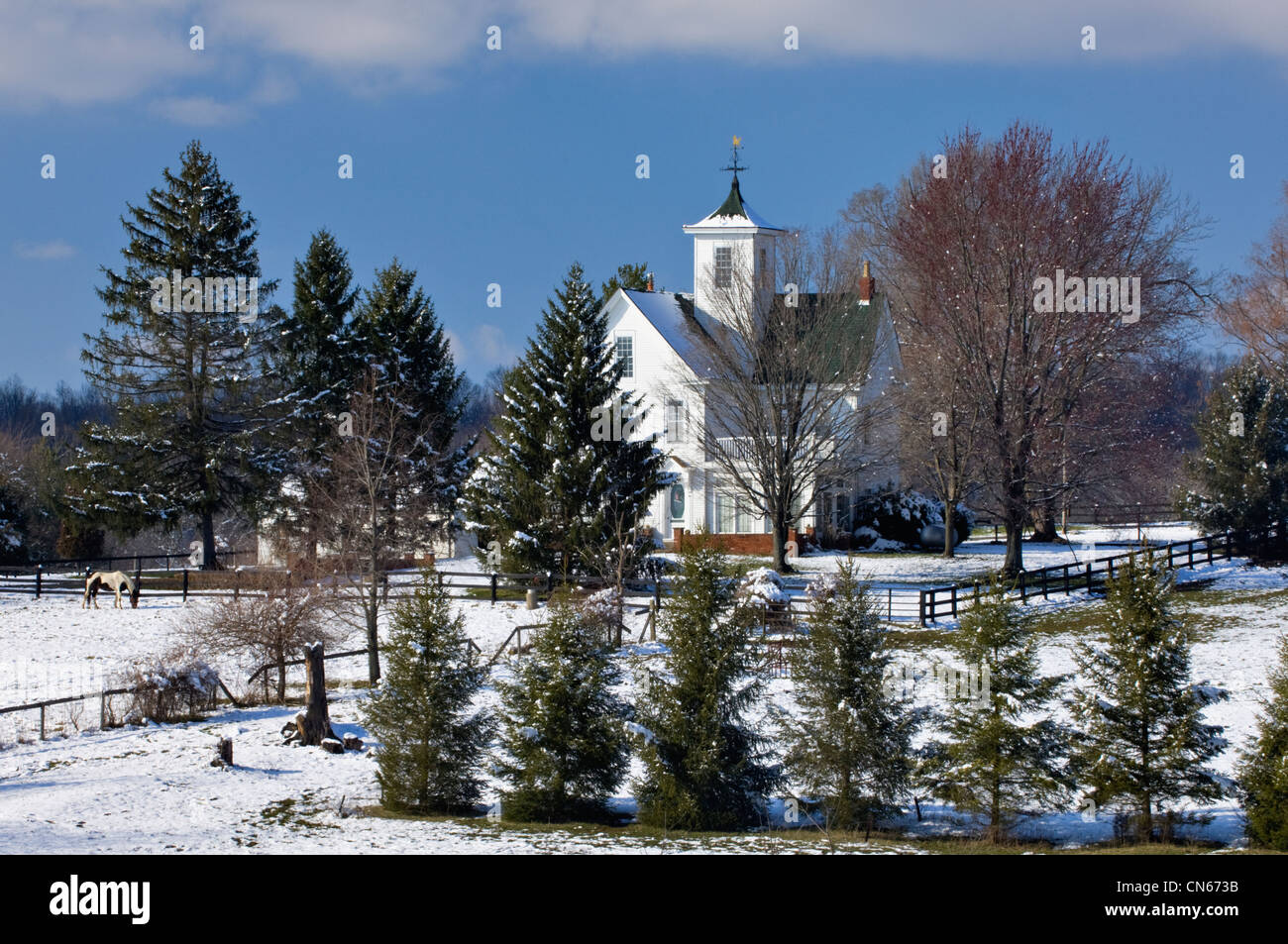Altes Bauernhaus in den Schnee in Floyd County, Indiana Stockfoto