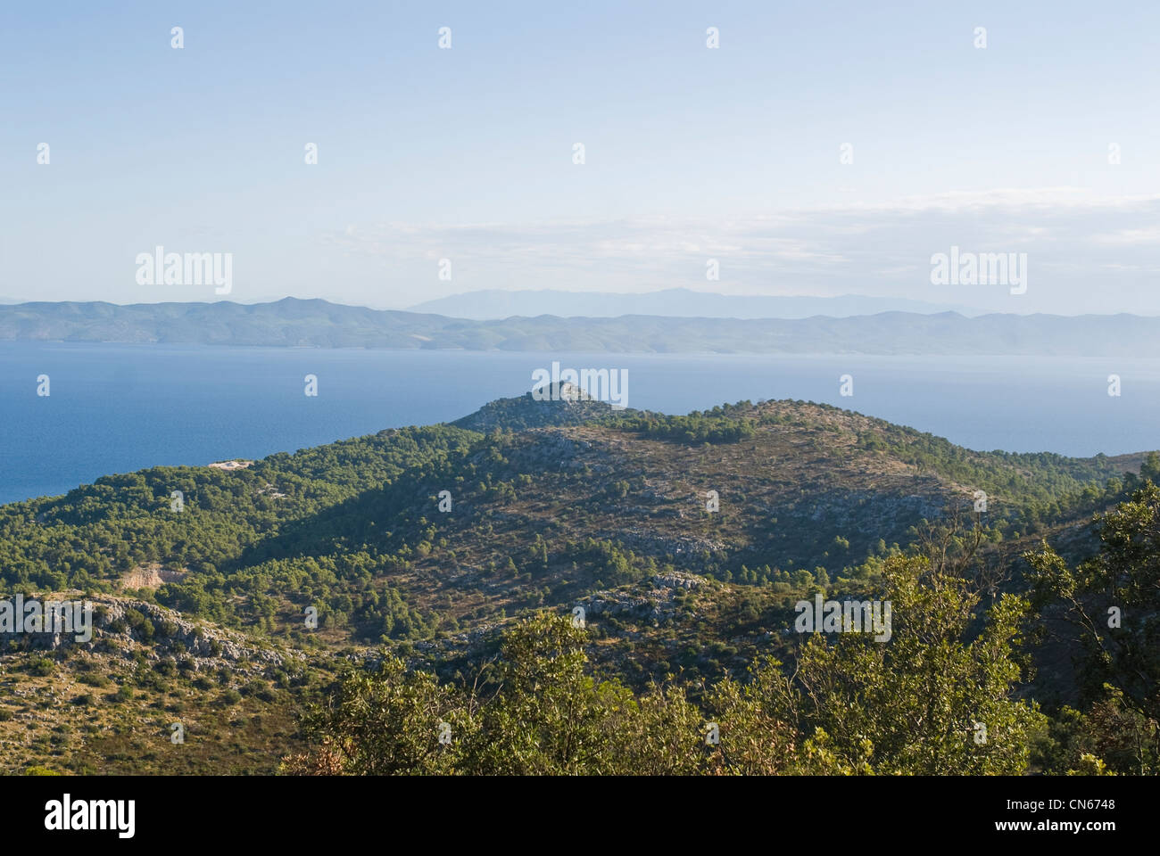 Dalmatinischen Landschaft gesehen von der Insel Lastovo in Richtung Insel Korčula. Ostrvo Lastovo ich Mithras Korčula, Dalmacija, Hrvatska.Dalmatien Stockfoto