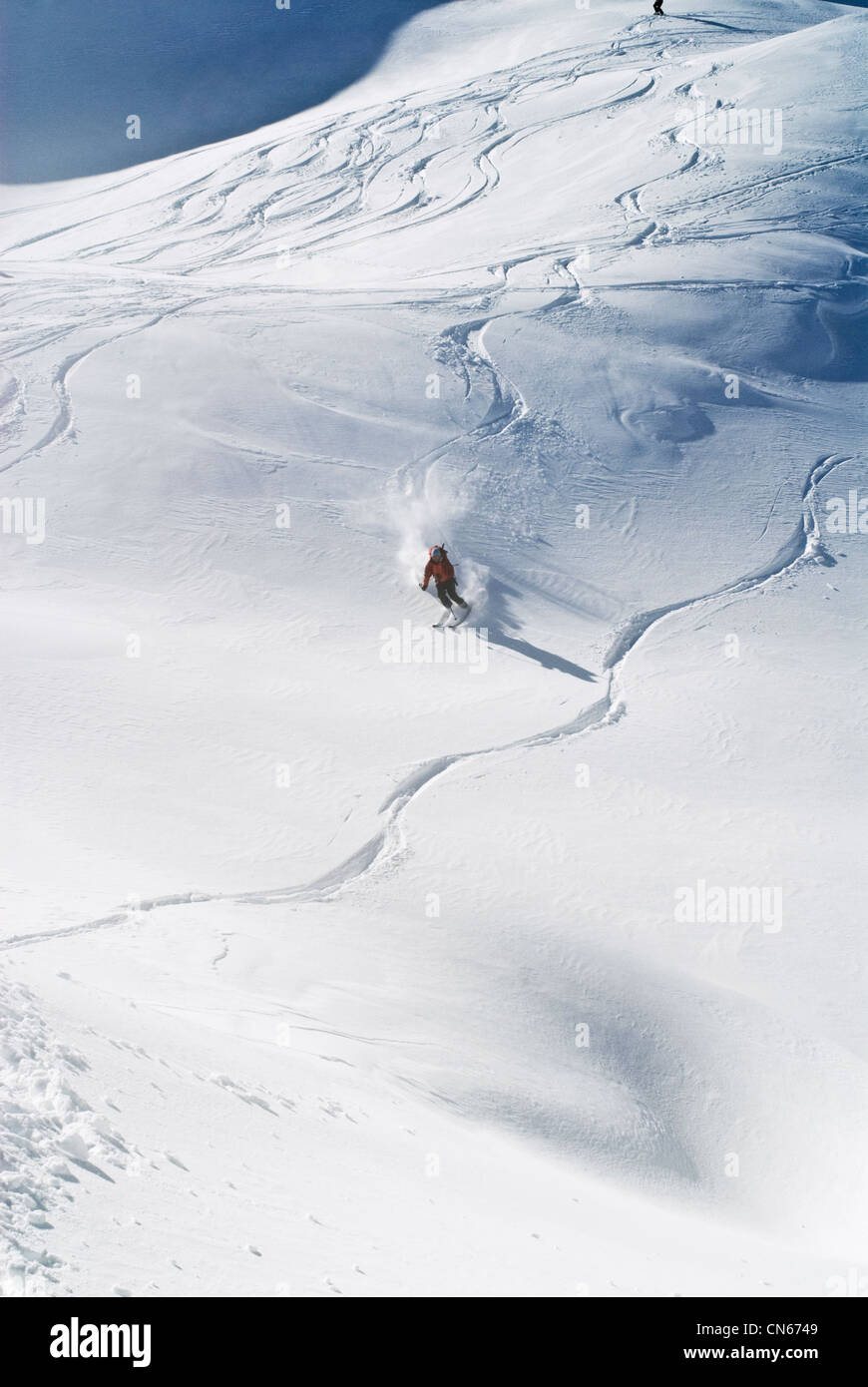 Tour-Skifahrer auf Komna im frischen Pulverschnee Skifahren. Freeride Freestyle. Schifahren bin Komna, Slowenien. Stockfoto