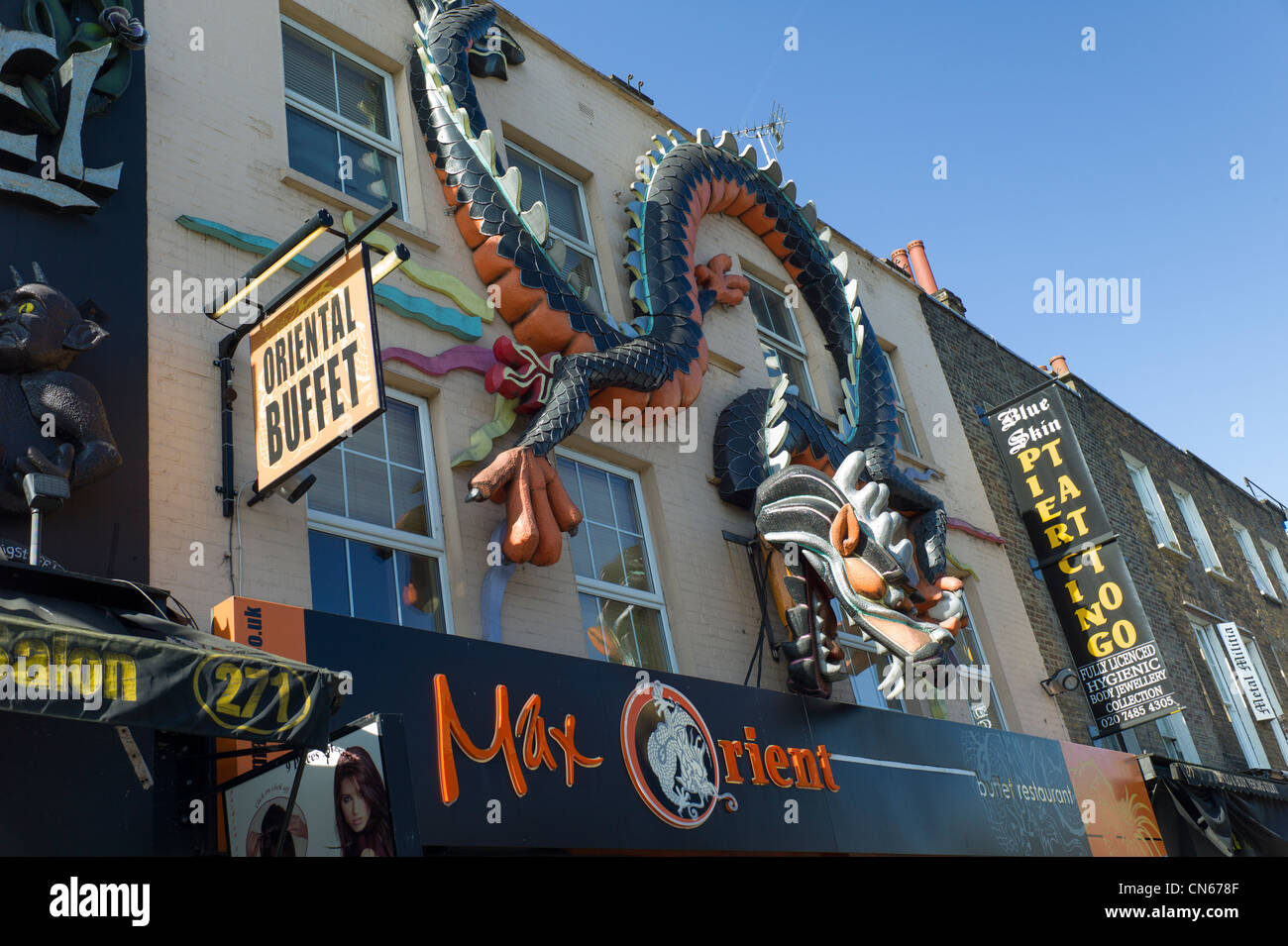 Orientalische Buffet, Drachen shop vorne, Camden Market, Camden Town, London England. Stockfoto