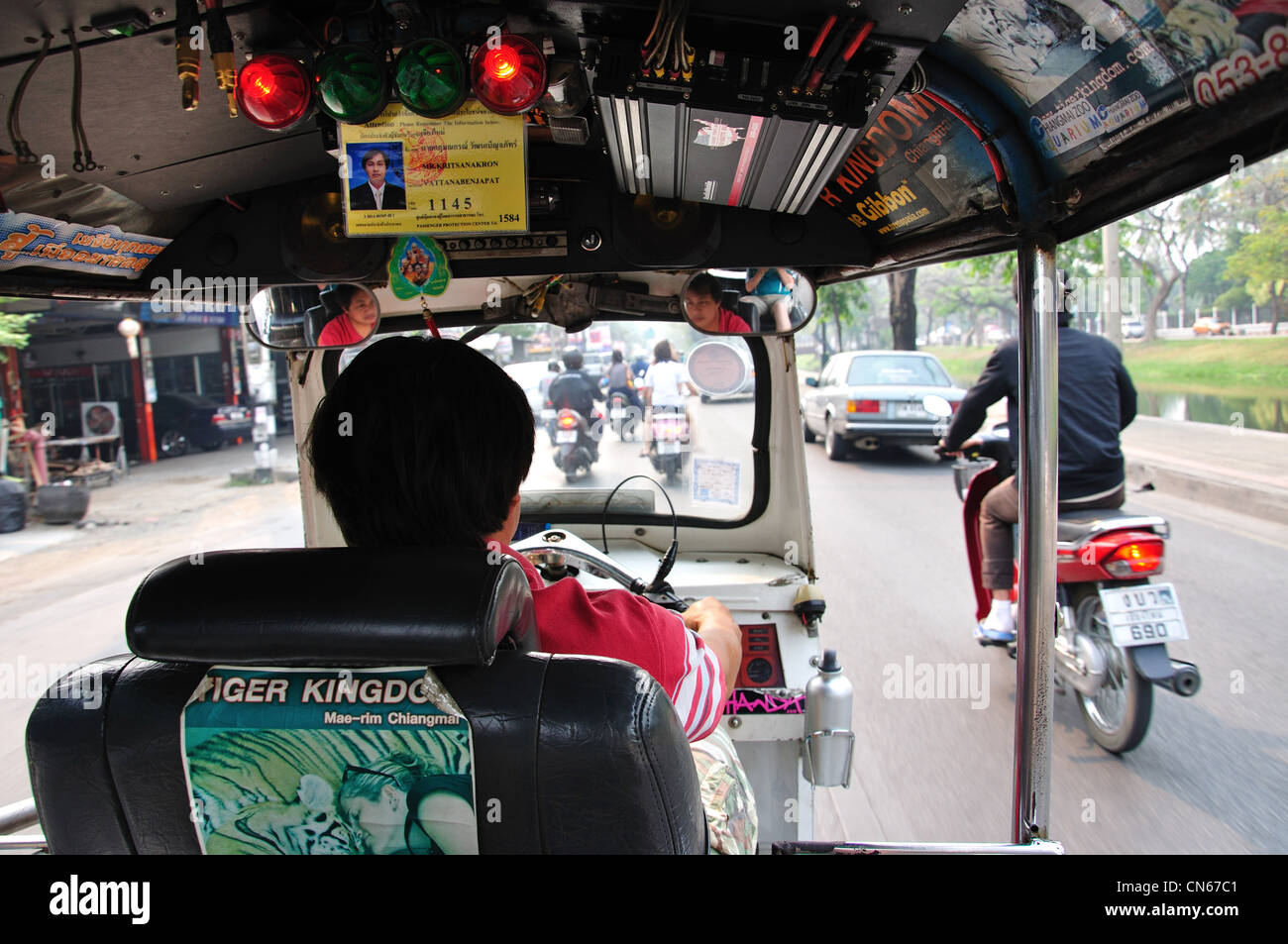 Sicht auf die Straße von hinten ein Tuk-Tuk-Taxi, Chiang Mai, Provinz Chiang Mai, Thailand Stockfoto