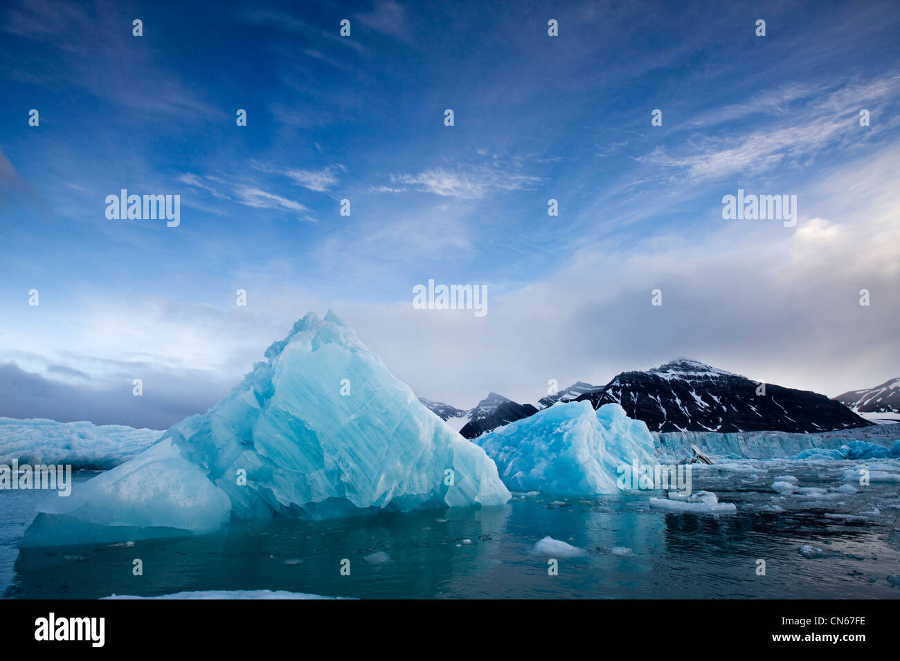 Norwegen, Svalbard, Spitzbergen Insel, tief blaue Eisberge in der Nähe des Sveabreen-Gletschers in Nordfjorden am Sommerabend Stockfoto