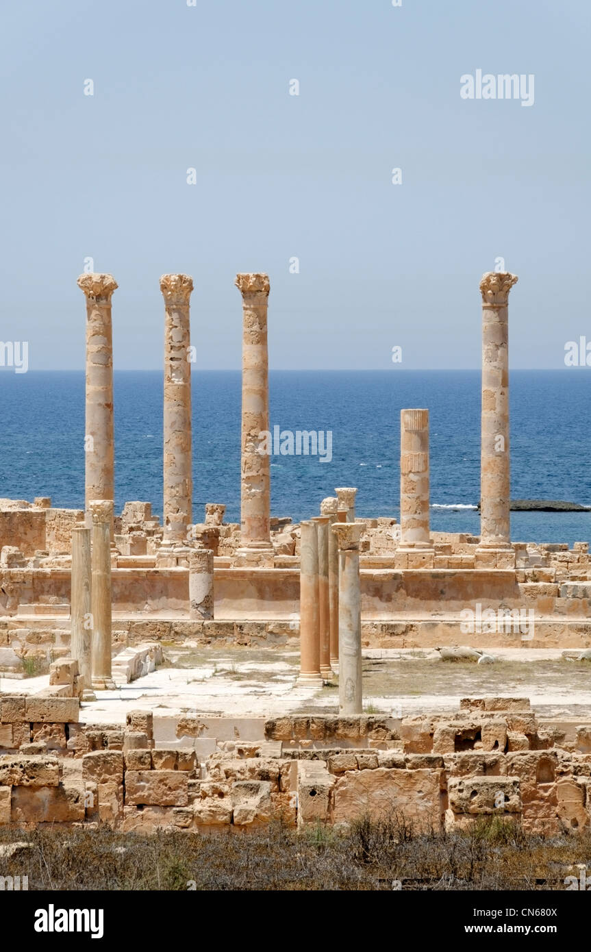 Sabratha. Libyen. Blick auf das türkisfarbene Wasser des Mittelmeers mit dem zweiten Jahrhundert n. Chr. Tempel des Liber Stockfoto