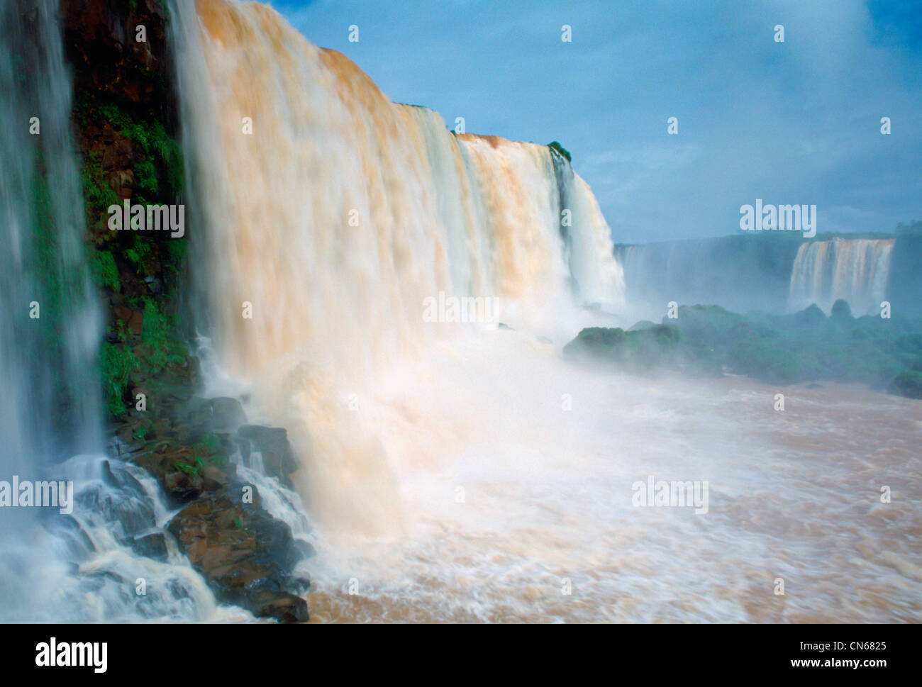 Wasser Donnern über die Iguaco Fälle, Brasilien Stockfoto