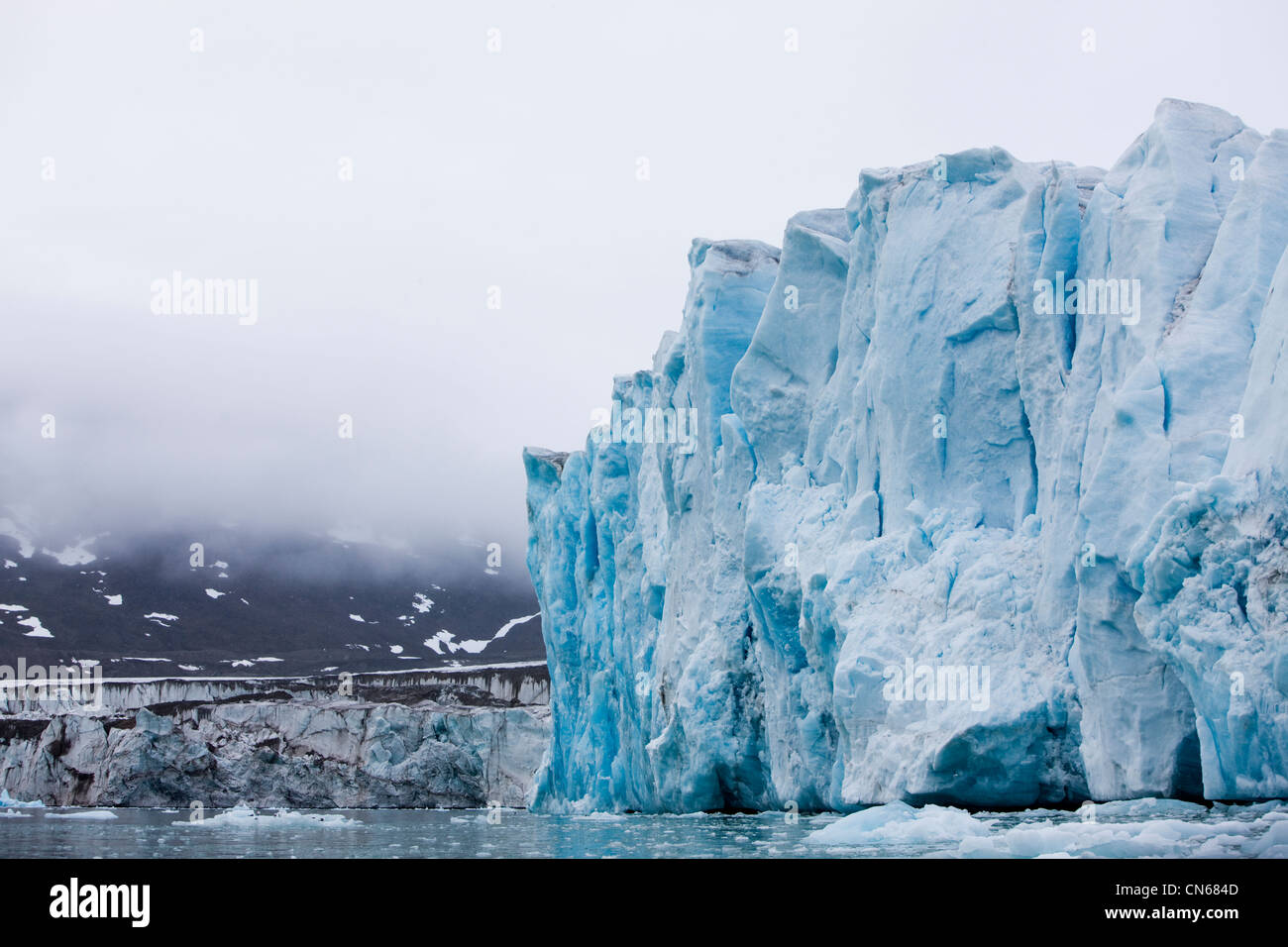 Norwegen, Svalbard, Spitzbergen Insel, tiefe Blau des Monacobreen-Gletschers im Liefdefjorden Fjord am Sommerabend Stockfoto