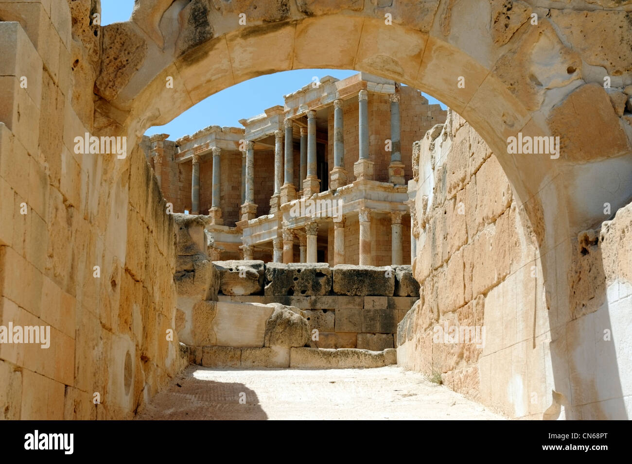 Sabratha. Libyen. Eingeschränkte Sicht auf die Bühne durch eine gewölbte Saal unteren Eingang des antiken römischen Theaters zu bauen. Stockfoto