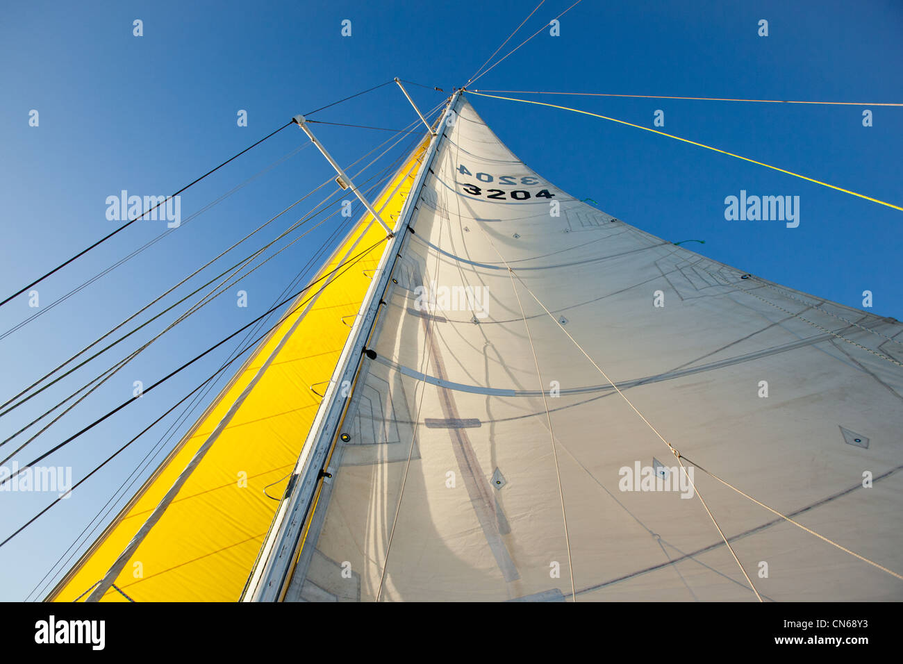 Nachschlagen von einem Mast auf einem Boot. Stockfoto