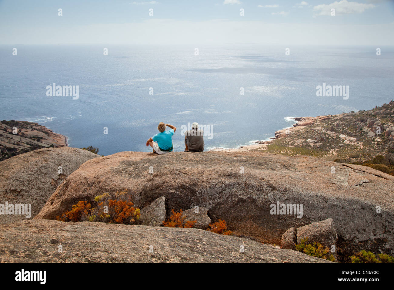 Vater und Sohn, Blick auf das Meer. Pearson-Insel. Eyre-Halbinsel South Australia Stockfoto