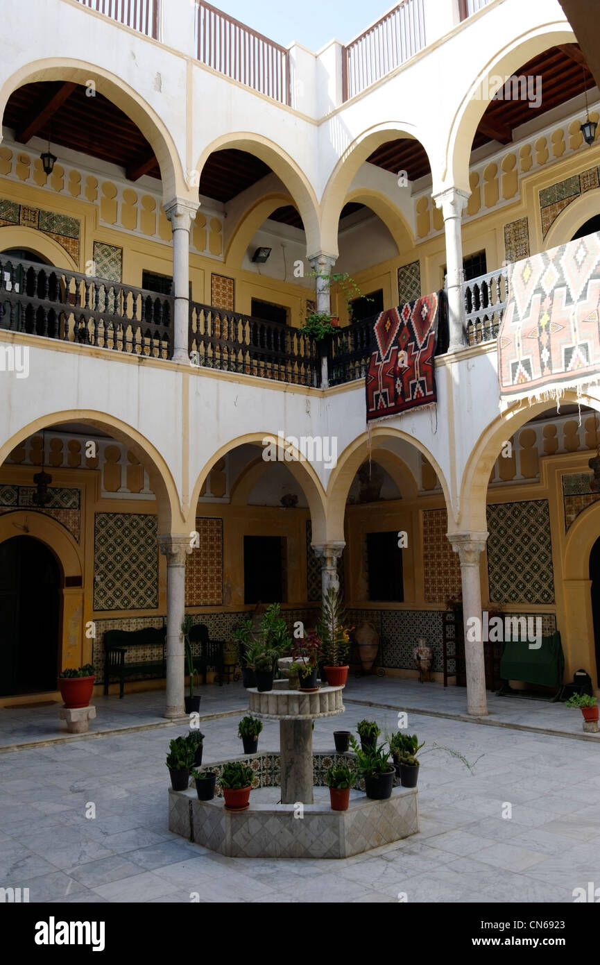 Tripolis. Libyen. Blick auf den offenen Innenhof des Hauses Karamanli Yusuf die zentralen Brunnen umgeben von Arkaden hat Stockfoto