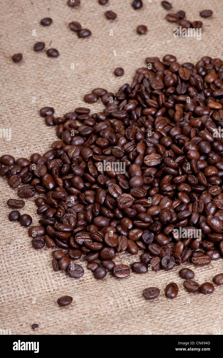 Kaffee Bohnen auf hessischen sack Stockfoto