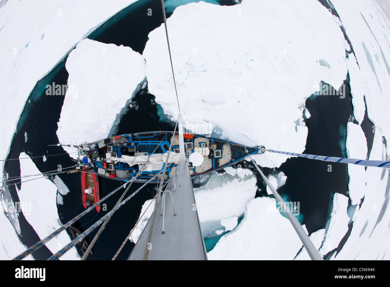 Norwegen, Spitzbergen, Nordaustlandet, SV Arctica langsam seinen Weg durch das Meer Eis im Hinlopen Straße auswählen Stockfoto