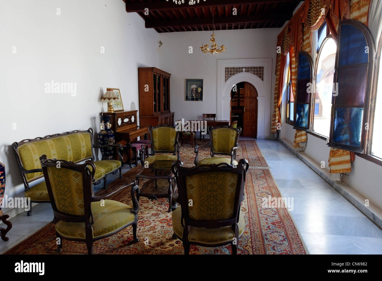 Tripolis. Libyen. Blick auf elegant restaurierten kolonialen Stil konsularische oder Rechtsberater Büro im ersten Stock des alten Stockfoto