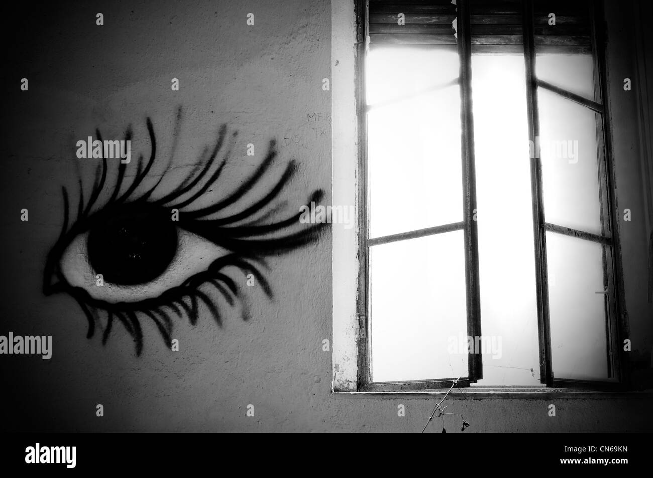 Italien, verlassenen Gebäude. Auge-Wandbild auf Wand Stockfoto