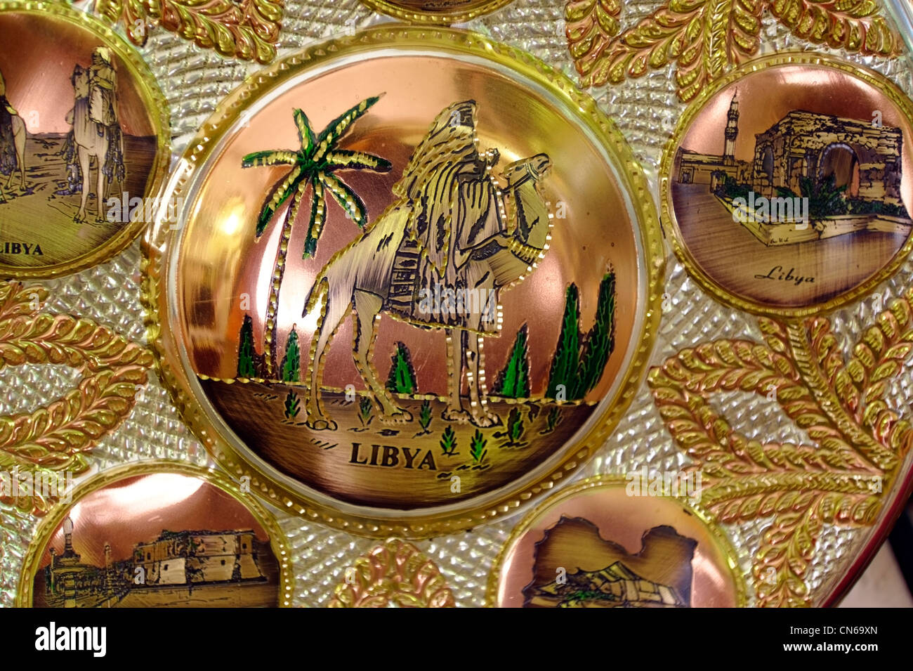 Tripolis. Libyen. Blick ins Innere Souq innerhalb der Medina Runde kunstvoll gearbeitete Silber und Gold plattiert Souvenir Teller mit ikonischen Stockfoto